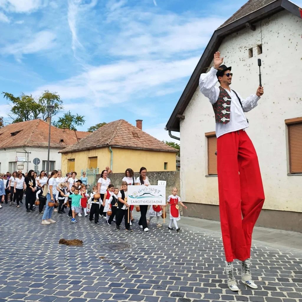 hagyományőrző gólyalábas felvonulás a falunapon