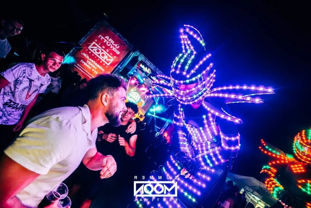 LED gólyalábas robot show - a fénytechnika és a cirkusz modern ötvözete