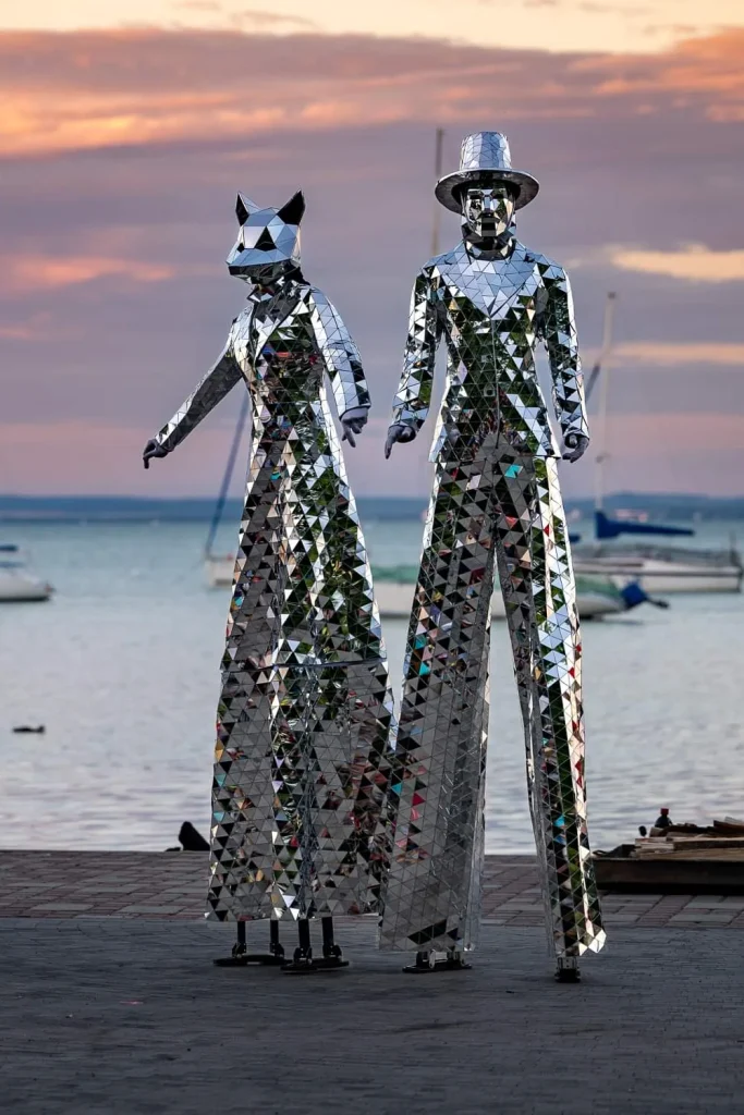 tükör gólyalábasok - stilt walking mirror man show